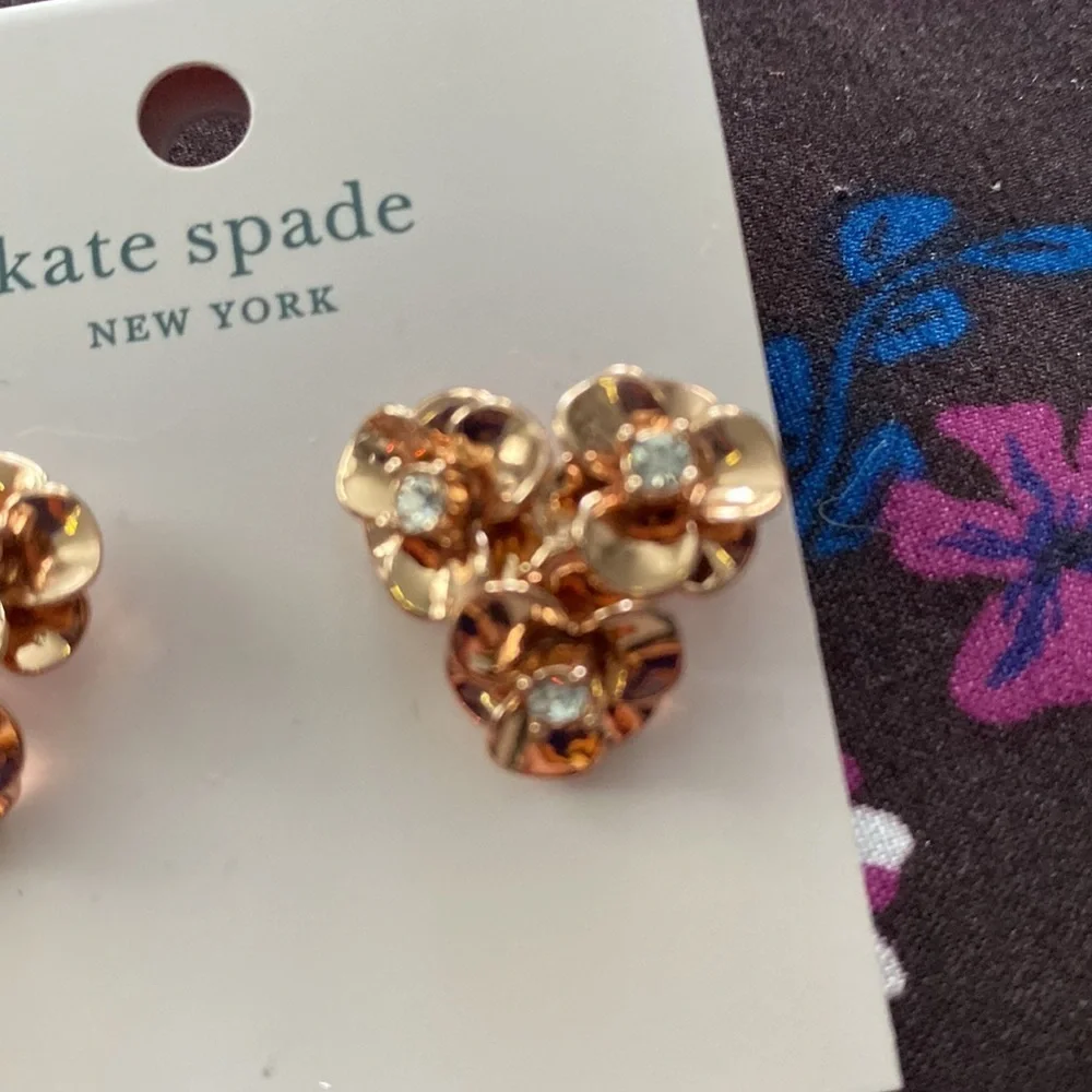KATE SPADE floral pierced NWT GOLD AND GEM floral DESIGNER EARRINGS.